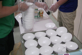 温かい食事を摂る準備